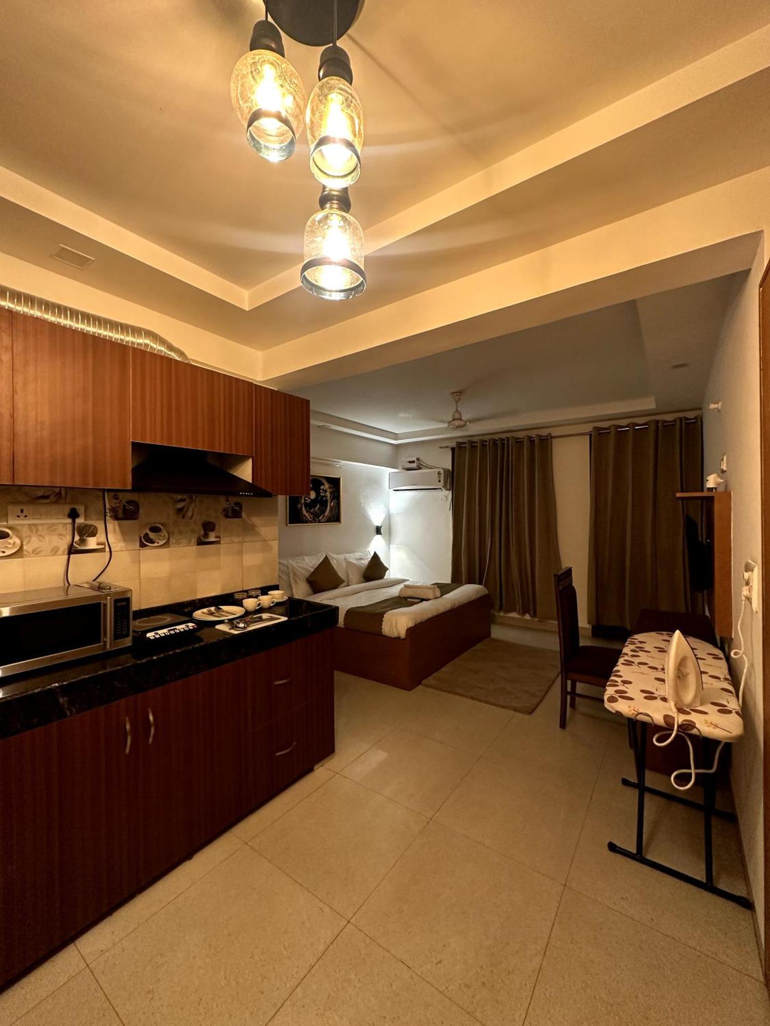 Aura Luxury Studio I Couple Friendly I Near Golf Course Road, Sector 57, Гургаон Экстерьер фото