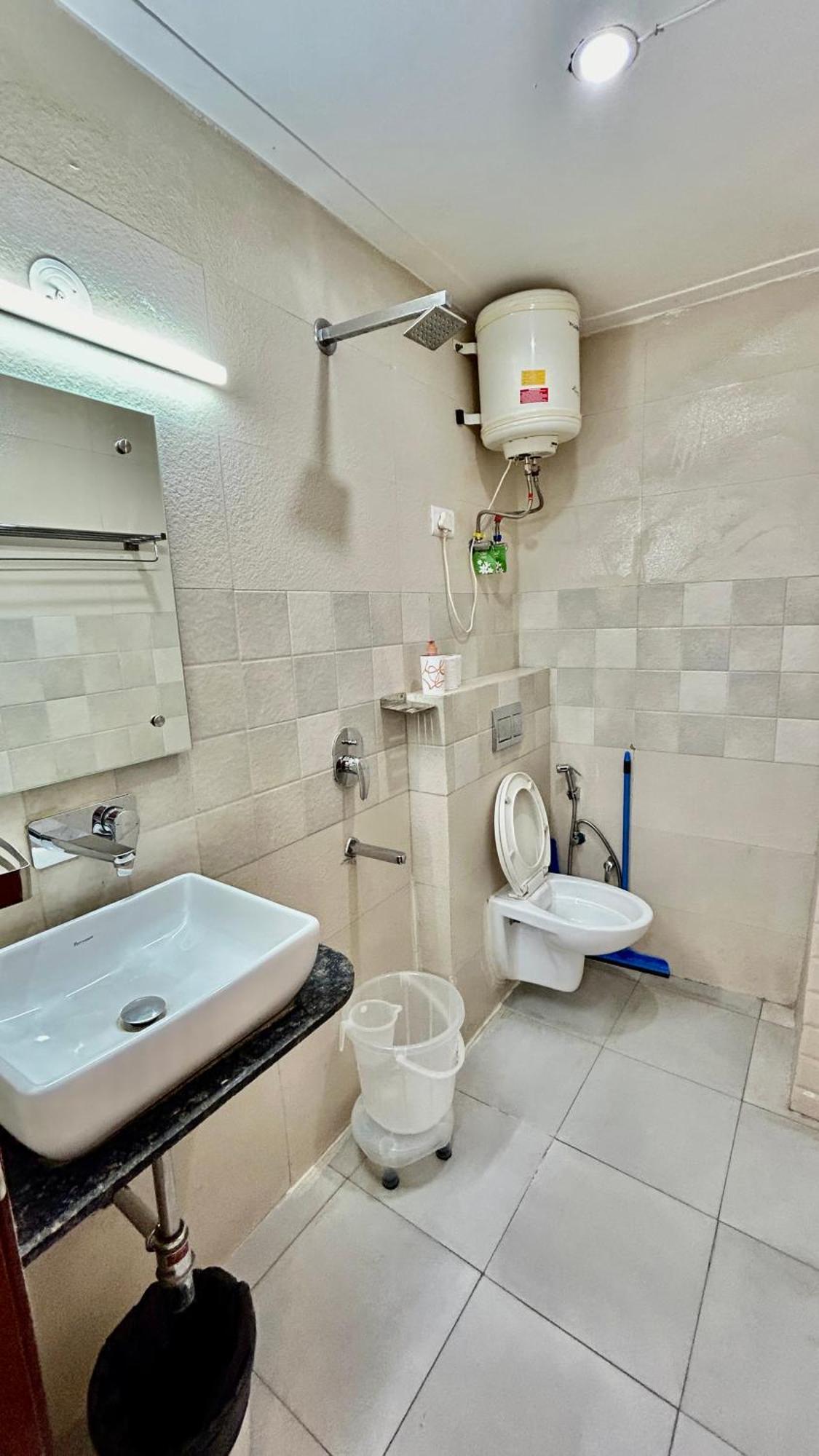 Aura Luxury Studio I Couple Friendly I Near Golf Course Road, Sector 57, Гургаон Экстерьер фото
