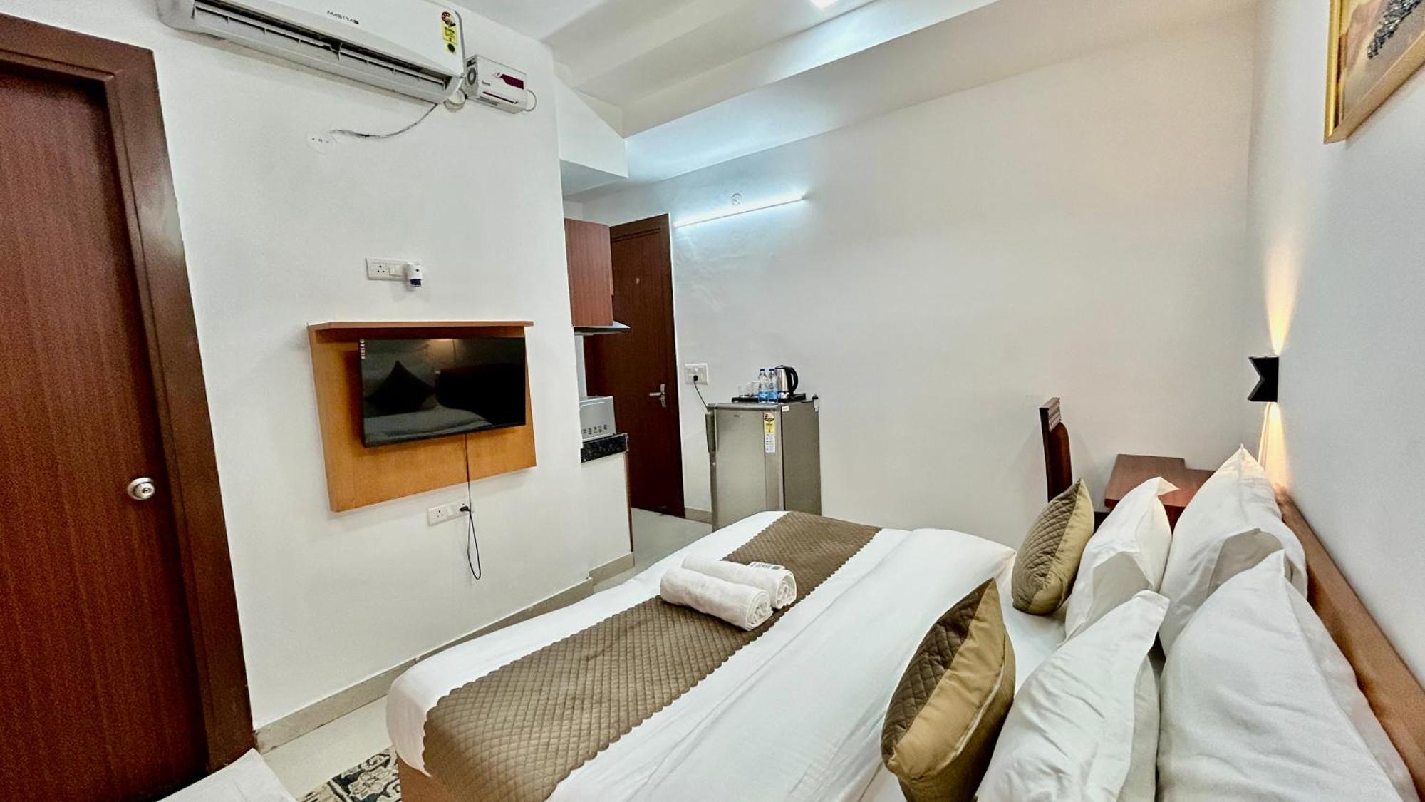 Aura Luxury Studio I Couple Friendly I Near Golf Course Road, Sector 57, Гургаон Экстерьер фото