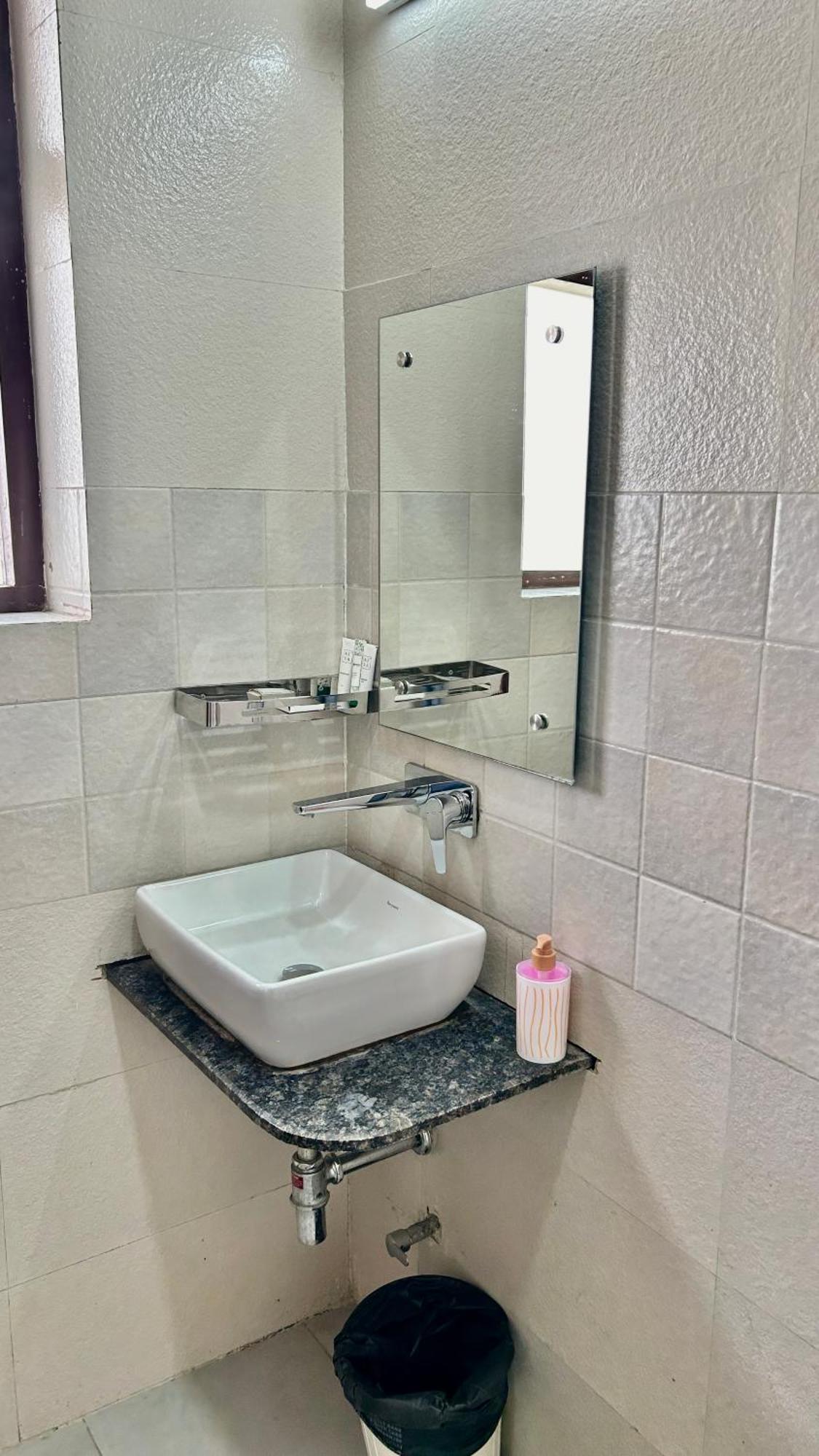 Aura Luxury Studio I Couple Friendly I Near Golf Course Road, Sector 57, Гургаон Экстерьер фото